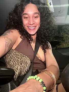 Snapshot of Shuggabutt chatting on January 19, 2:15 am Shuggabutt online show from January 19, 2:15 am