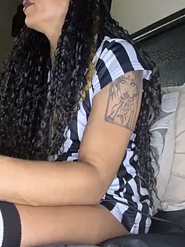 Snapshot of Shuggabutt chatting on February 9, 12:36 am Shuggabutt online show from February 9, 12:36 am