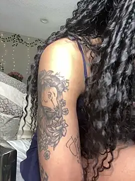 Snapshot of Shuggabutt chatting on February 20, 4:40 pm Shuggabutt online show from February 20, 4:40 pm