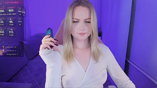 Snapshot of Honey_blonde chatting on September 9, 10:42 pm Honey blonde online show from September 9, 10:42 pm