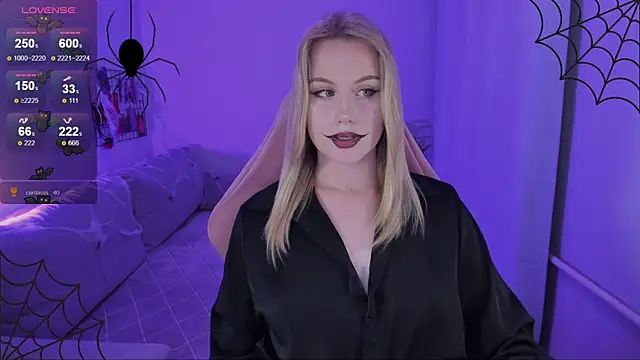 Snapshot of Honey_blonde chatting on October 31, 10:00 pm Honey blonde online show from October 31, 10:00 pm