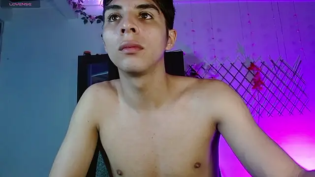 Snapshot of justin_alexxx chatting on December 6, 7:34 pm justin alexxx online show from December 6, 7:34 pm