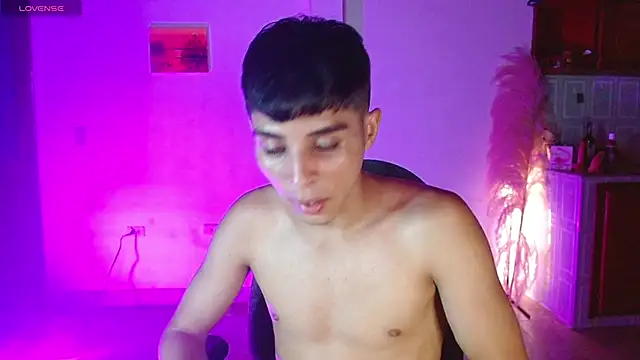 Snapshot of justin_alexxx chatting on January 28, 3:25 am justin alexxx online show from January 28, 3:25 am