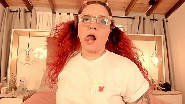 Snapshot of Twwiiggy chatting on February 5, 8:04 pm Twwiiggy online show from February 5, 8:04 pm