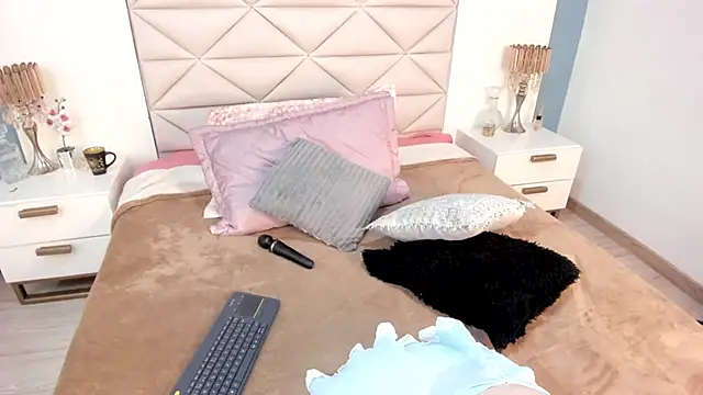 Twwiiggy online show from January 16, 8:02 pm