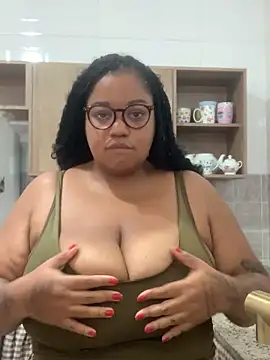 Snapshot of SweetLizzyBBW chatting on May 18, 6:14 pm SweetLizzyBBW online show from May 18, 6:14 pm