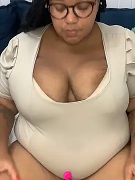 Snapshot of SweetLizzyBBW chatting on May 27, 2:30 am SweetLizzyBBW online show from May 27, 2:30 am