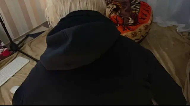 Snapshot of EmmyAmbros chatting on July 13, 1:41 am EmmyAmbros online show from July 13, 1:41 am