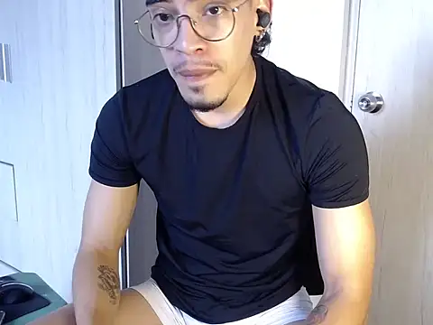 Snapshot of BigDragonBoy chatting on February 1, 9:02 pm BigDragonBoy online show from February 1, 9:02 pm