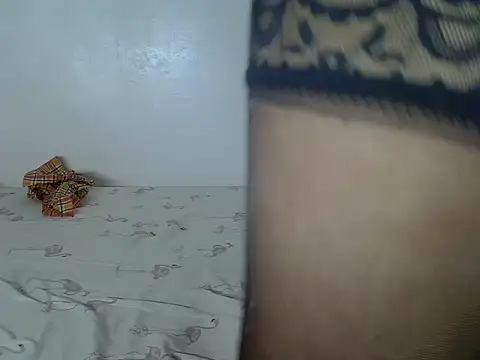 Snapshot of laetitia_ chatting on February 25, 6:01 am laetitia online show from February 25, 6:01 am