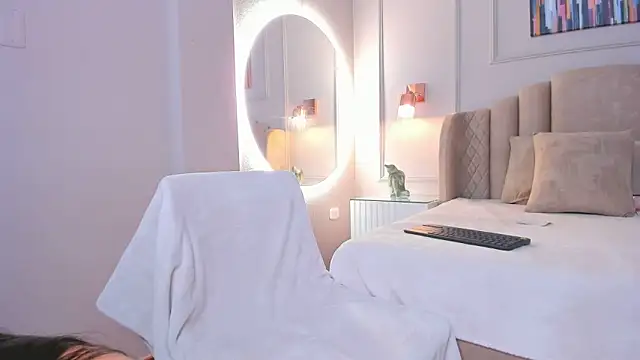 Snapshot of aria_greco chatting on December 13, 2:43 am aria greco online show from December 13, 2:43 am