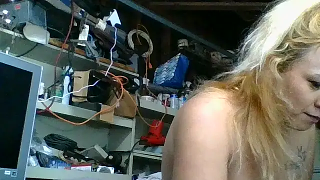 Snapshot of allissonw13 chatting on November 6, 11:44 am allissonw13 online show from November 6, 11:44 am