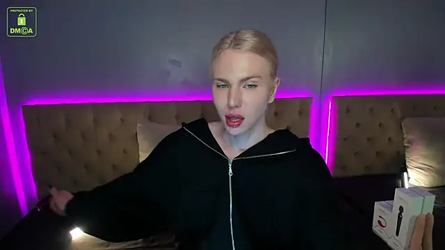 Snapshot of DanielPaige_ chatting on January 8, 2:14 pm DanielPaige  online show from January 8, 2:14 pm