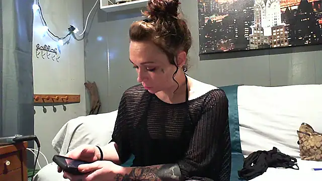 Snapshot of Genevieve143 chatting on February 12, 8:38 am Genevieve143 online show from February 12, 8:38 am