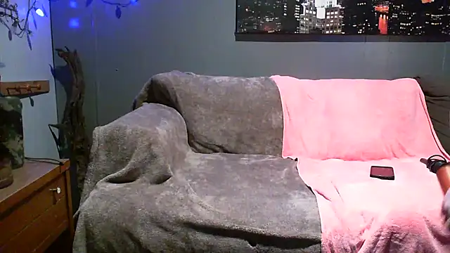 Snapshot of Genevieve143 chatting on March 21, 7:33 am Genevieve143 online show from March 21, 7:33 am