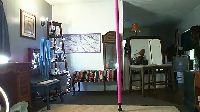 Snapshot of Genevieve143 chatting on September 25, 11:19 pm Genevieve143 online show from September 25, 11:19 pm