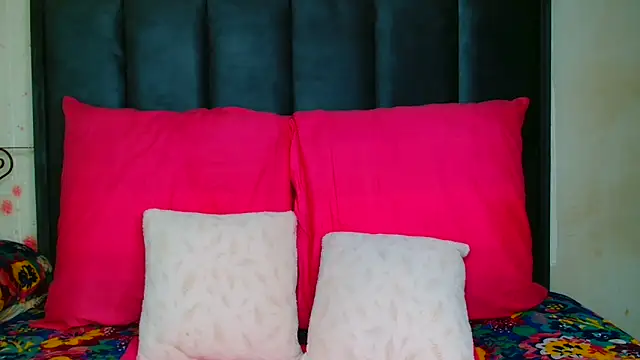 Snapshot of Kiaralane_xx chatting on February 4, 12:33 pm Kiaralane xx online show from February 4, 12:33 pm
