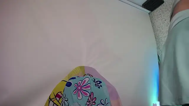 luly pink online show from February 26, 4:11 am