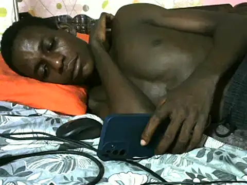 Snapshot of Bigras0011 chatting on February 6, 12:54 am Bigras0011 online show from February 6, 12:54 am