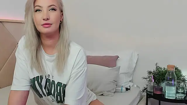 Snapshot of LilouKat chatting on January 27, 11:00 am LilouKat online show from January 27, 11:00 am