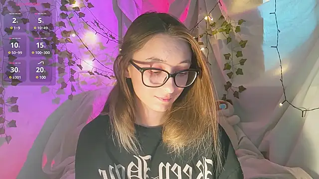 Snapshot of monlight__dana chatting on December 4, 9:18 am monlight dana online show from December 4, 9:18 am