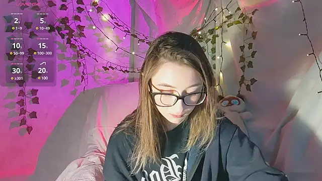 Snapshot of monlight__dana chatting on December 7, 1:29 pm monlight dana online show from December 7, 1:29 pm