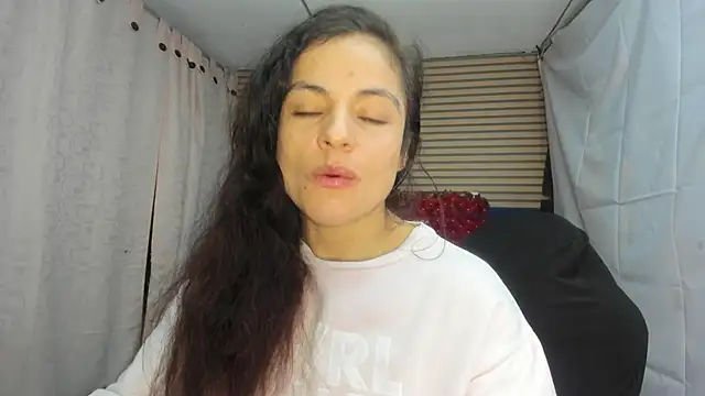 Snapshot of rosse_2504 chatting on June 22, 12:35 pm rosse 2504 online show from June 22, 12:35 pm