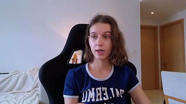 Snapshot of VanessaBayer2 chatting on December 29, 4:48 am VanessaBayer2 online show from December 29, 4:48 am