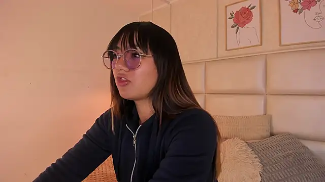 Snapshot of Aily_Yozuko chatting on April 23, 2:35 am Aily Yozuko online show from April 23, 2:35 am
