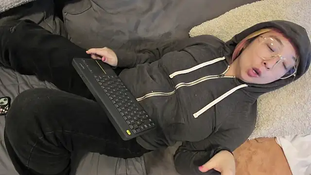 Snapshot of luxgray chatting on December 10, 3:20 am luxgray online show from December 10, 3:20 am