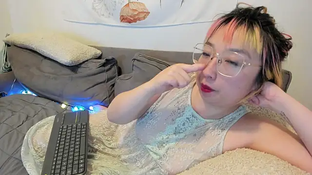 Snapshot of luxgray chatting on December 25, 6:20 am luxgray online show from December 25, 6:20 am