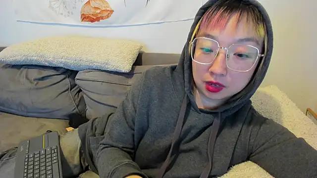 Snapshot of luxgray chatting on February 1, 4:03 am luxgray online show from February 1, 4:03 am