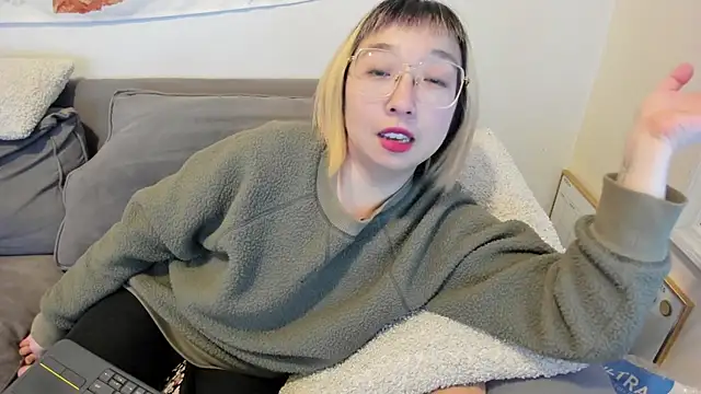 Snapshot of luxgray chatting on March 7, 11:05 pm luxgray online show from March 7, 11:05 pm