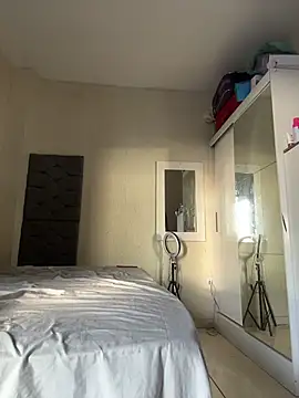 Indiazinhax online show from April 18, 8:20 pm