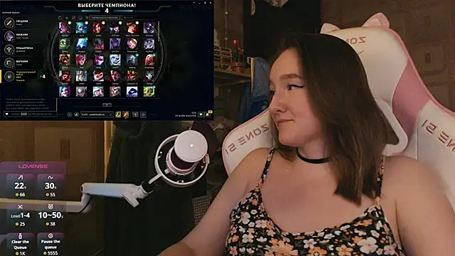 Snapshot of MoonlishSiren chatting on April 3, 9:24 pm MoonlishSiren online show from April 3, 9:24 pm
