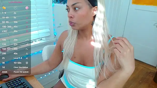 Snapshot of AriaAsster chatting on February 9, 7:18 pm AriaAsster online show from February 9, 7:18 pm