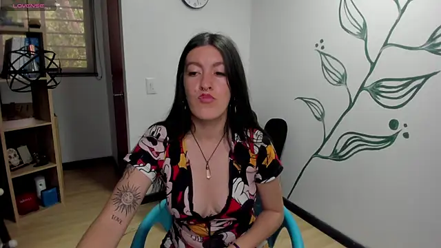Snapshot of LiaCooper_ chatting on December 13, 6:27 pm LiaCooper online show from December 13, 6:27 pm
