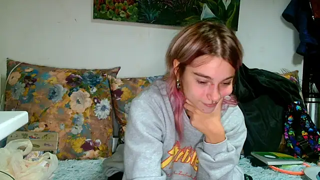 Snapshot of Sophie_Bell chatting on October 22, 7:02 pm Sophie Bell online show from October 22, 7:02 pm