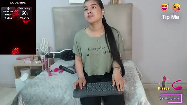 Snapshot of SophiaMeyerst chatting on July 9, 2:54 pm SophiaMeyerst online show from July 9, 2:54 pm