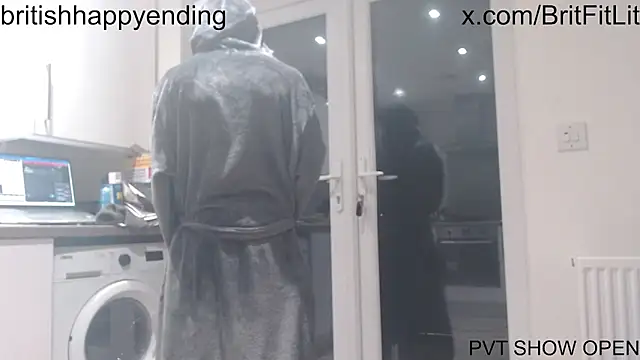 Snapshot of BritishHappyEnding chatting on December 15, 4:59 pm BritishHappyEnding online show from December 15, 4:59 pm