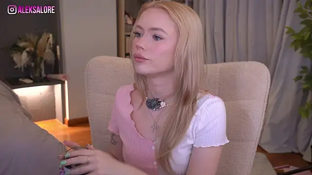 Snapshot of LexieLoree chatting on June 10, 2:56 am LexieLoree online show from June 10, 2:56 am