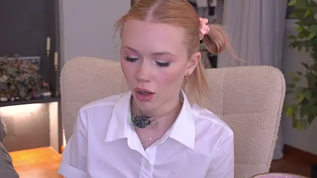Snapshot of LexieLoree chatting on June 29, 3:02 am LexieLoree online show from June 29, 3:02 am