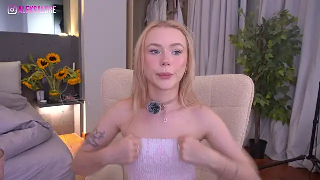 Snapshot of LexieLoree chatting on July 12, 3:08 am LexieLoree online show from July 12, 3:08 am