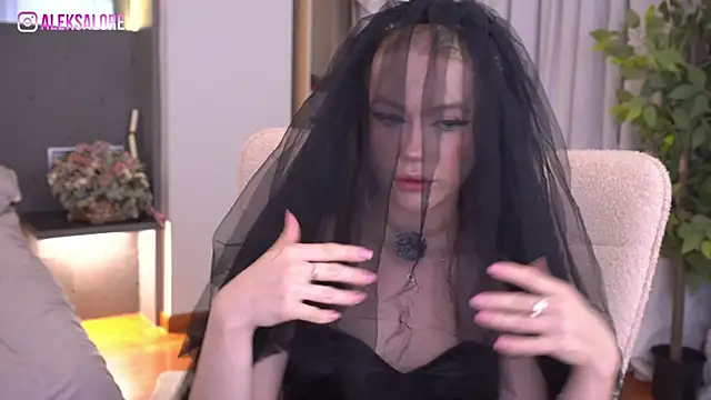 Snapshot of LexieLoree chatting on July 19, 3:10 am LexieLoree online show from July 19, 3:10 am