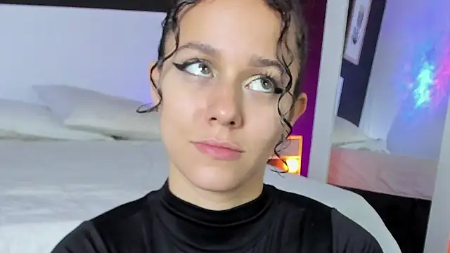 VioletPaket online show from January 11, 12:10 pm