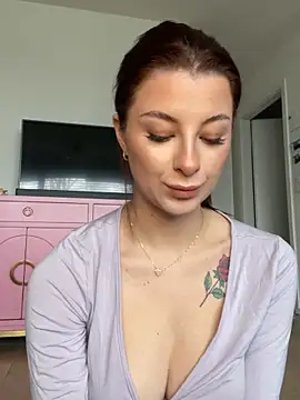 Snapshot of Mia-Minou chatting on April 1, 8:04 am Mia-Minou online show from April 1, 8:04 am