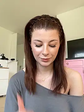 Snapshot of Mia-Minou chatting on April 2, 12:14 pm Mia-Minou online show from April 2, 12:14 pm