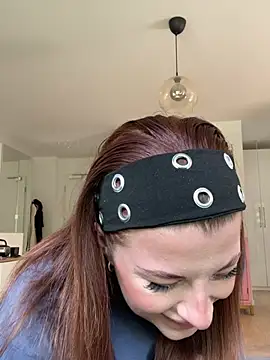 Snapshot of Mia-Minou chatting on May 21, 10:00 am Mia-Minou online show from May 21, 10:00 am