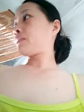 Snapshot of Aninyin22 chatting on June 2, 1:40 am Aninyin22 online show from June 2, 1:40 am