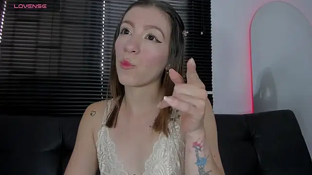 Snapshot of roxanne_jones1 chatting on April 22, 9:27 pm roxanne jones1 online show from April 22, 9:27 pm